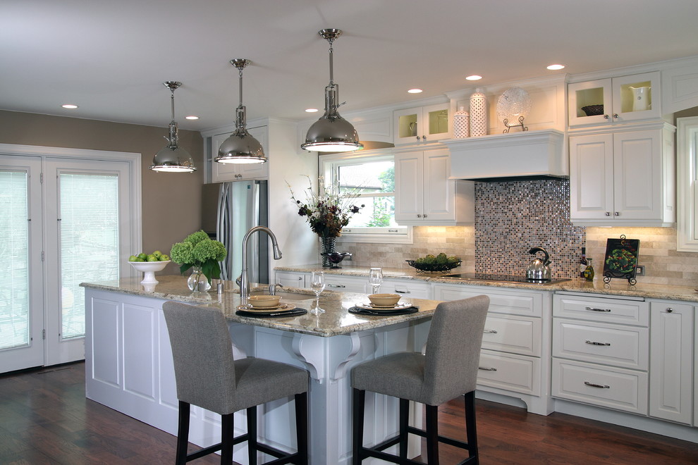 Immagine di una grande cucina abitabile minimal con ante bianche, paraspruzzi multicolore e elettrodomestici in acciaio inossidabile