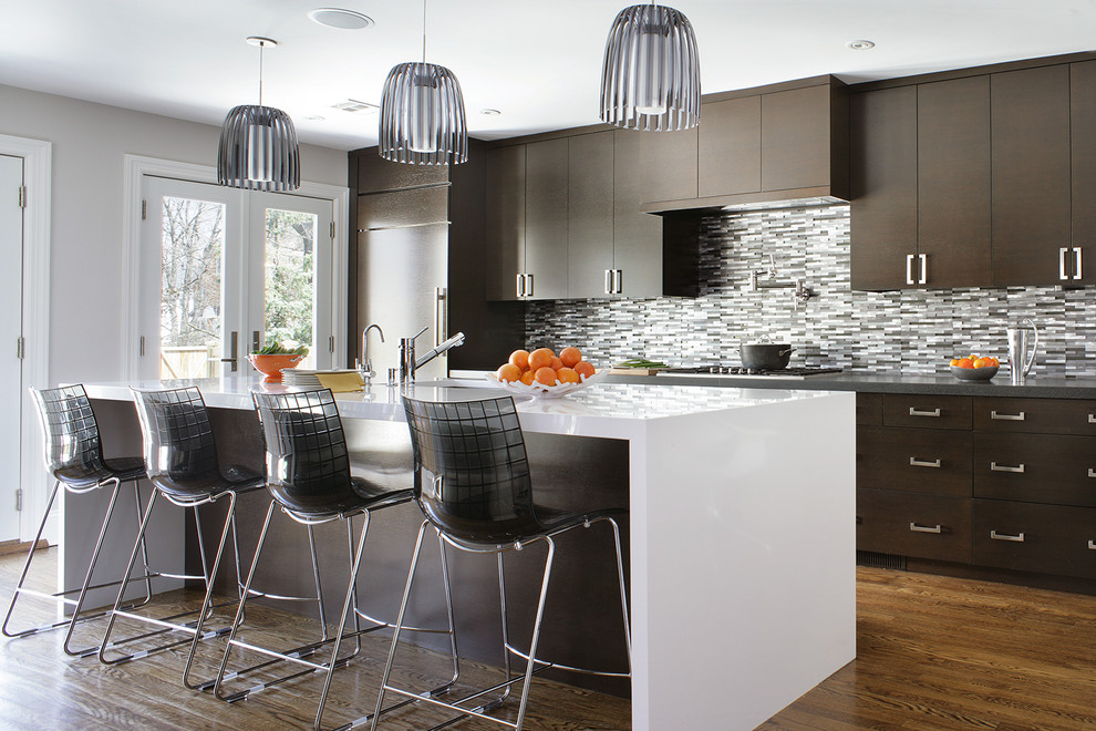 Moderne Küche mit Kücheninsel, flächenbündigen Schrankfronten, dunklen Holzschränken, Küchenrückwand in Grau, Rückwand aus Stäbchenfliesen und braunem Holzboden in New York