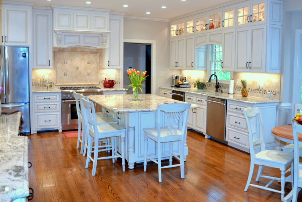 Immagine di un cucina con isola centrale design con parquet chiaro