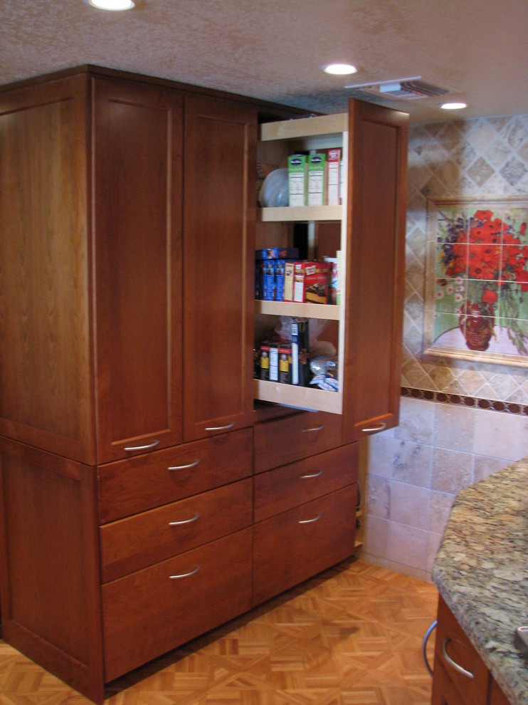 Exempel på ett stort klassiskt kök, med skåp i shakerstil, röda skåp, granitbänkskiva, brunt stänkskydd, stänkskydd i stenkakel, rostfria vitvaror, mellanmörkt trägolv, en trippel diskho och en halv köksö