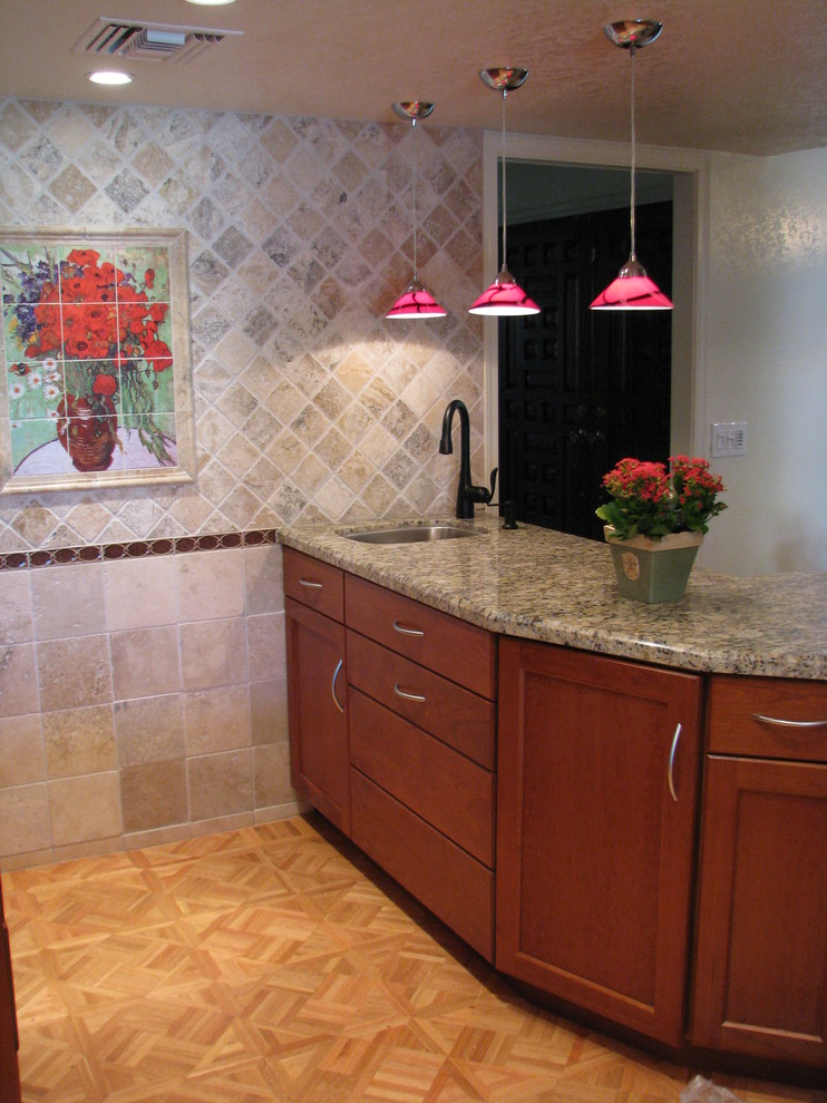 Klassisk inredning av ett stort kök, med en trippel diskho, skåp i shakerstil, röda skåp, granitbänkskiva, brunt stänkskydd, stänkskydd i stenkakel, rostfria vitvaror, mellanmörkt trägolv och en halv köksö