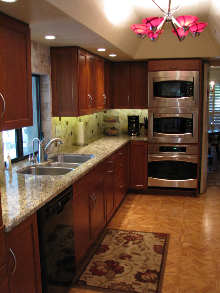 Bild på ett stort vintage kök, med en trippel diskho, skåp i shakerstil, röda skåp, granitbänkskiva, brunt stänkskydd, stänkskydd i stenkakel, rostfria vitvaror, mellanmörkt trägolv och en halv köksö