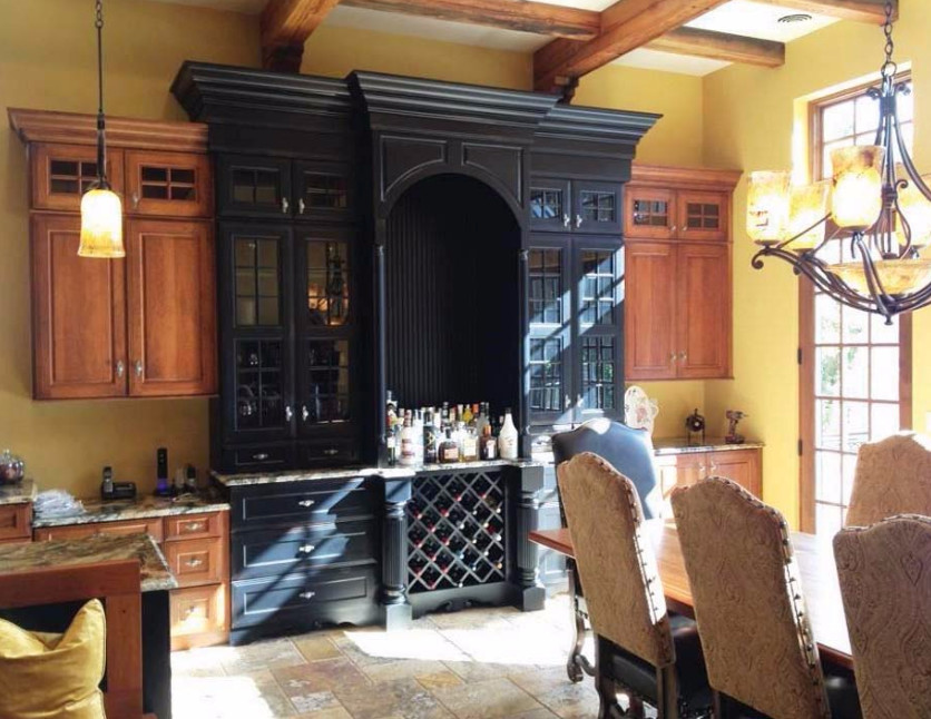 Foto på ett stort rustikt kök, med en undermonterad diskho, luckor med upphöjd panel, skåp i slitet trä, granitbänkskiva, beige stänkskydd, rostfria vitvaror, skiffergolv och en köksö
