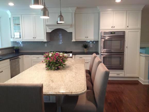 Mittelgroße Klassische Küche in L-Form mit Kücheninsel, Granit-Arbeitsplatte, Unterbauwaschbecken und braunem Holzboden in Philadelphia