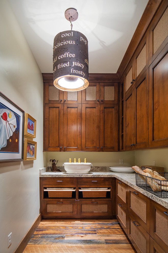 Rustikale Küche in L-Form mit Vorratsschrank, Schrankfronten mit vertiefter Füllung, dunklen Holzschränken und dunklem Holzboden in Salt Lake City
