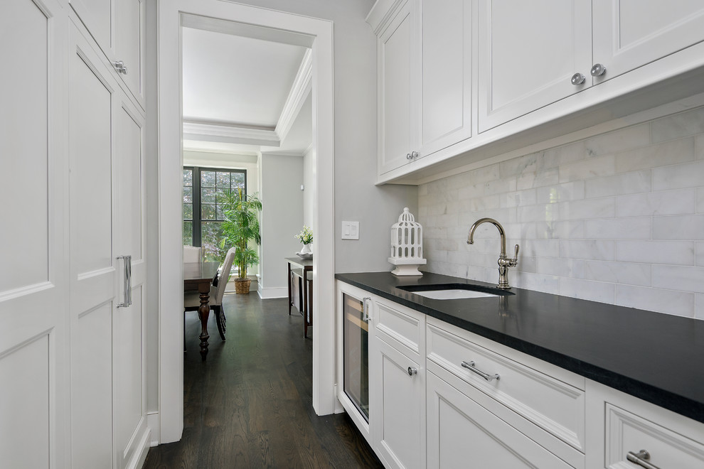 This is an example of a traditional kitchen in Chicago.