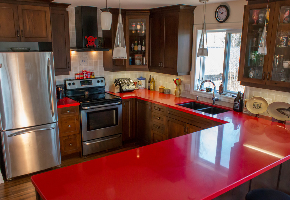 Exempel på ett mellanstort modernt röd rött kök, med en dubbel diskho, luckor med infälld panel, bänkskiva i koppar, beige stänkskydd, stänkskydd i keramik, rostfria vitvaror, mellanmörkt trägolv, en halv köksö, brunt golv och bruna skåp