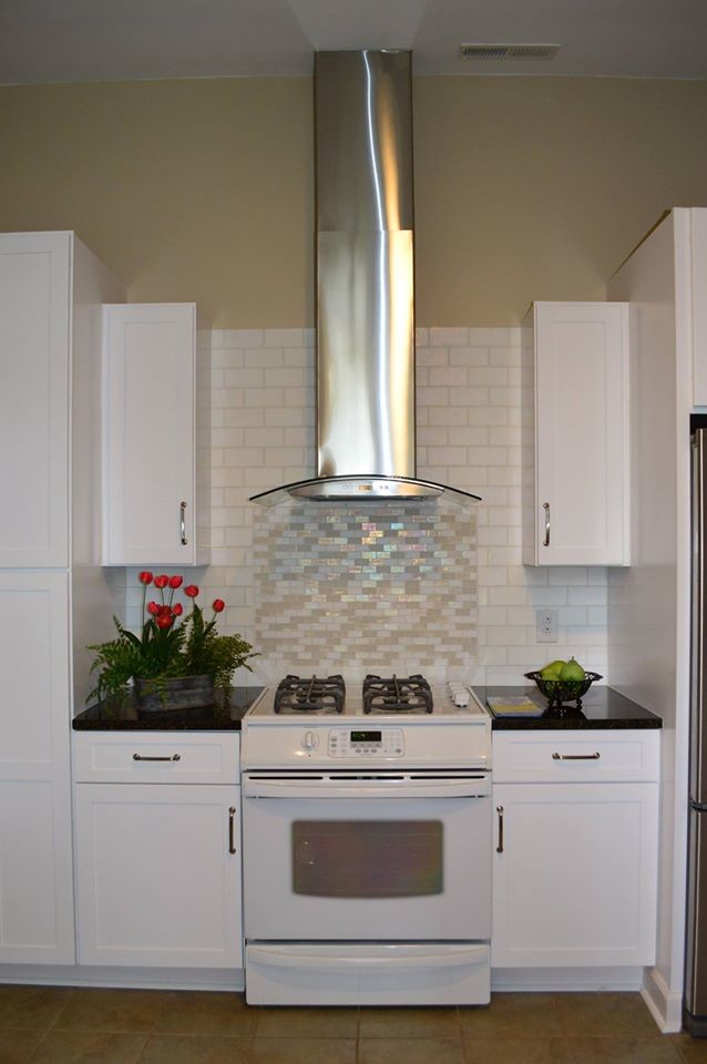 Immagine di una cucina minimalista con top in granito, paraspruzzi a effetto metallico e elettrodomestici in acciaio inossidabile