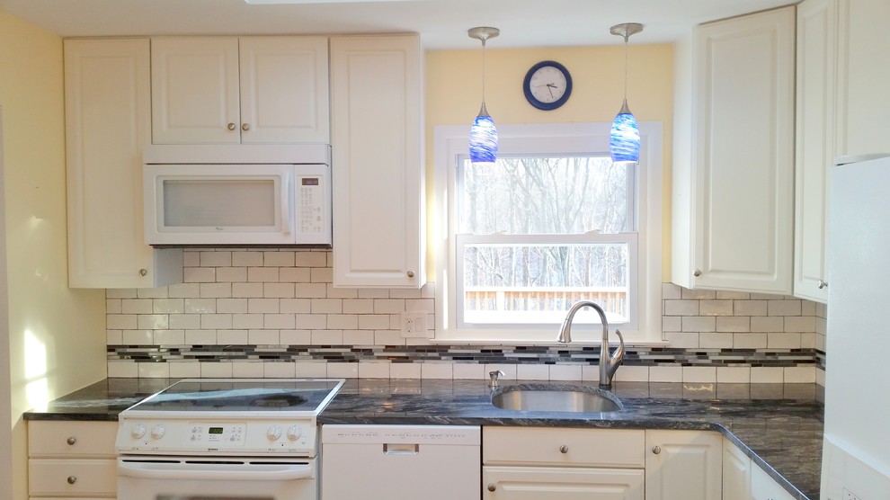 ワシントンD.C.にある高級な中くらいなモダンスタイルのおしゃれなL型キッチン (アンダーカウンターシンク、御影石カウンター、グレーのキッチンパネル、ガラスタイルのキッチンパネル、濃色無垢フローリング、アイランドなし、白い調理設備) の写真