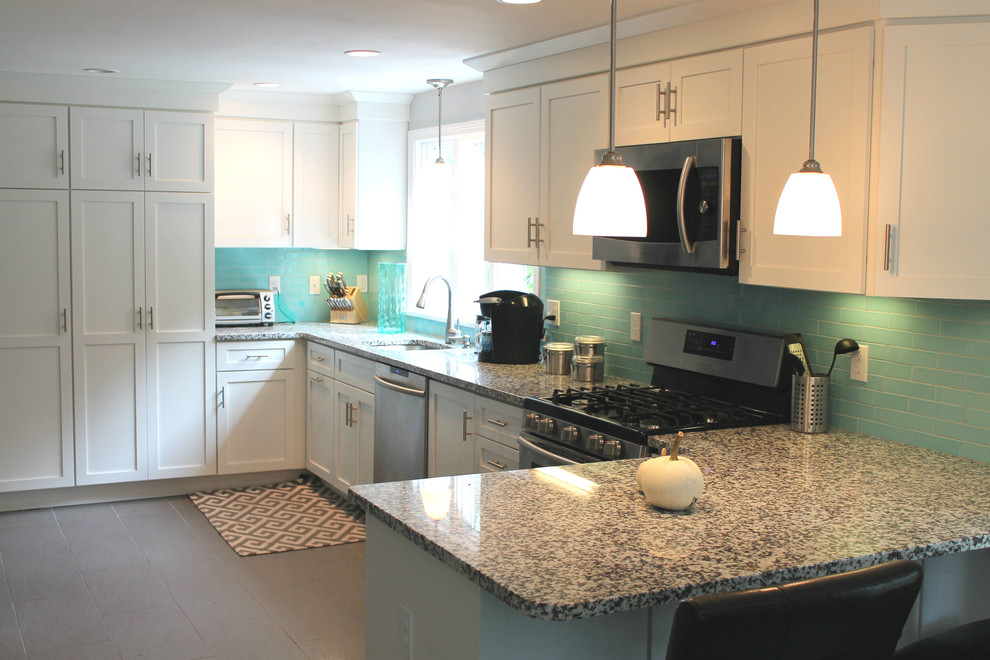 Idéer för att renovera ett mellanstort funkis kök, med en enkel diskho, skåp i shakerstil, vita skåp, granitbänkskiva, grönt stänkskydd, stänkskydd i keramik, rostfria vitvaror, klinkergolv i porslin och en halv köksö