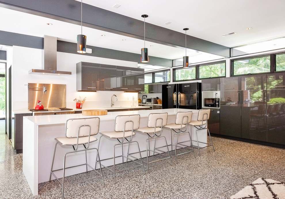 Moderne Küche mit flächenbündigen Schrankfronten, grauen Schränken, Küchenrückwand in Metallic und Kücheninsel in Raleigh