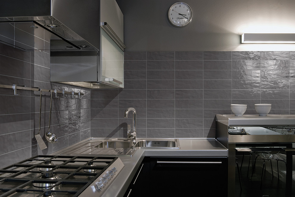 Idee per una grande cucina design con lavello a doppia vasca, ante lisce, ante nere, top in acciaio inossidabile, paraspruzzi grigio, paraspruzzi con piastrelle in ceramica e elettrodomestici in acciaio inossidabile