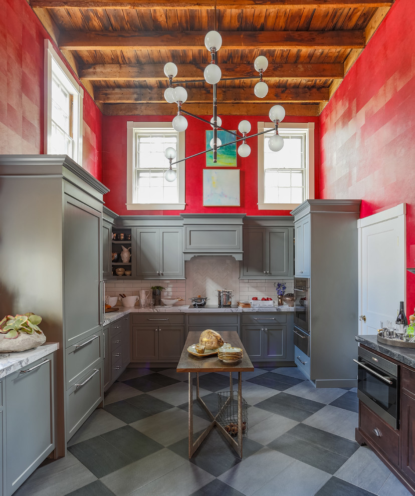 Stilmix Küche mit Kassettenfronten, grauen Schränken und Küchenrückwand in Weiß in Boston