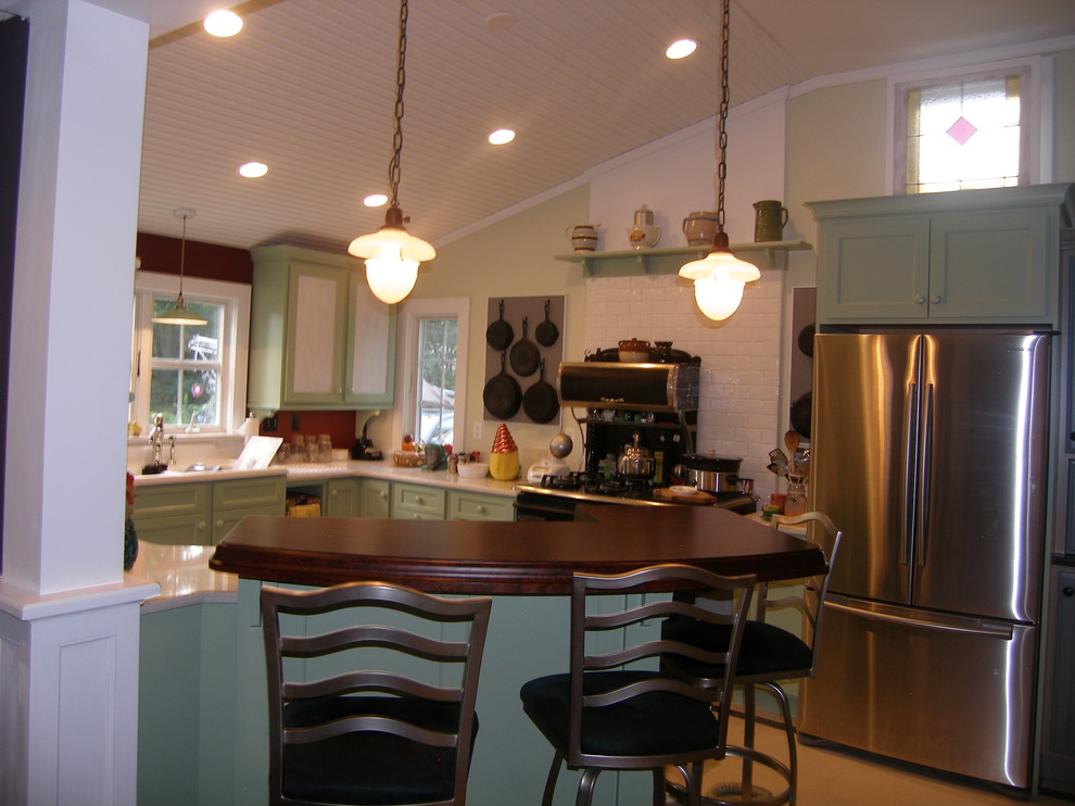 Foto på ett shabby chic-inspirerat kök, med rostfria vitvaror