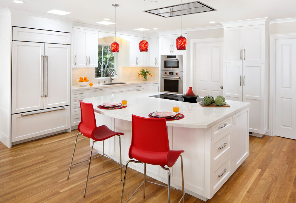 Immagine di una cucina chic con lavello sottopiano, ante in stile shaker, ante bianche, elettrodomestici da incasso, pavimento in legno massello medio e pavimento arancione