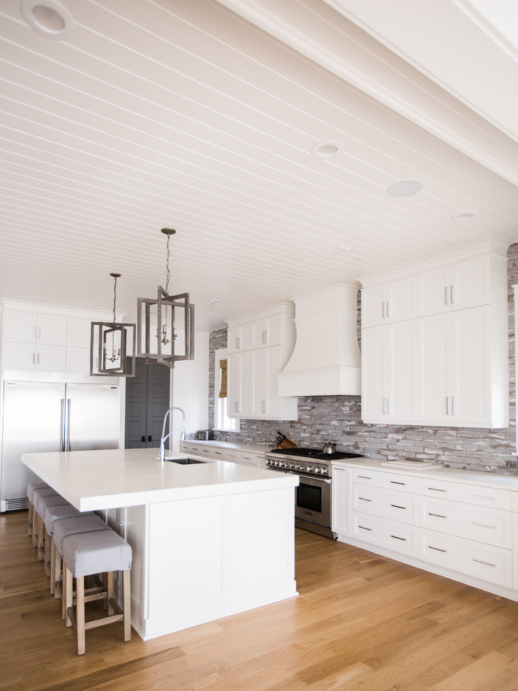 Источник вдохновения для домашнего уюта: кухня в современном стиле с белыми фасадами