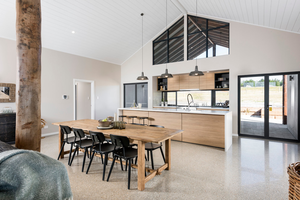 Идея дизайна: параллельная кухня-гостиная в современном стиле с плоскими фасадами, светлыми деревянными фасадами и островом
