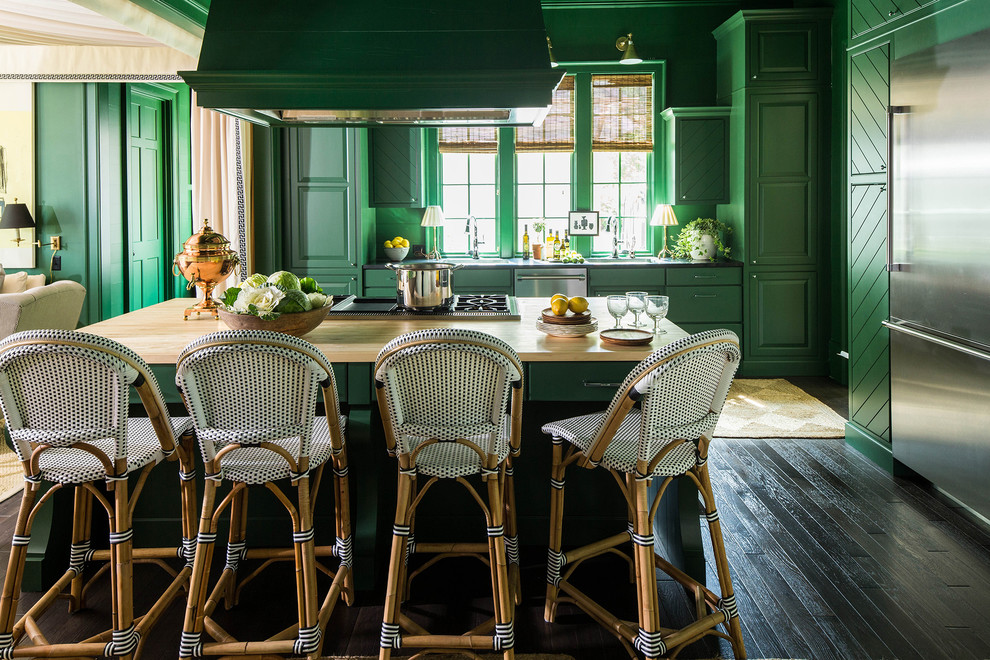 Immagine di una cucina chic di medie dimensioni con ante verdi, ante con bugna sagomata, parquet scuro, lavello sottopiano, elettrodomestici in acciaio inossidabile, top in quarzite, pavimento marrone e top beige
