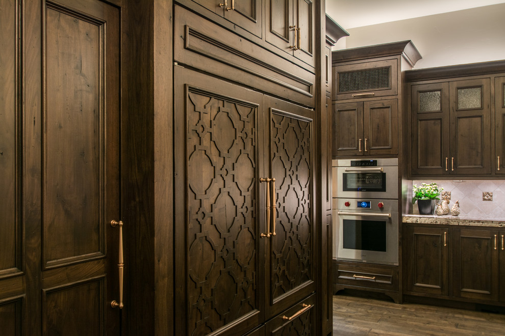 Offene, Große Klassische Küche mit Granit-Arbeitsplatte, Elektrogeräten mit Frontblende, dunklem Holzboden und zwei Kücheninseln in Salt Lake City