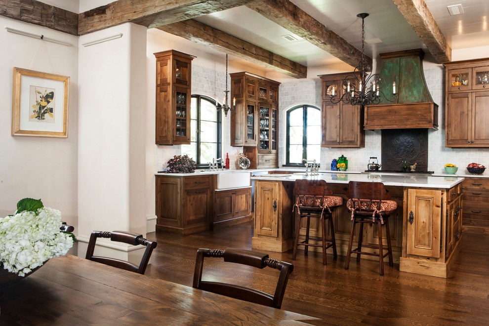 Esempio di una cucina bohémian con ante in legno scuro, paraspruzzi bianco, paraspruzzi in mattoni, pavimento in legno massello medio e pavimento marrone
