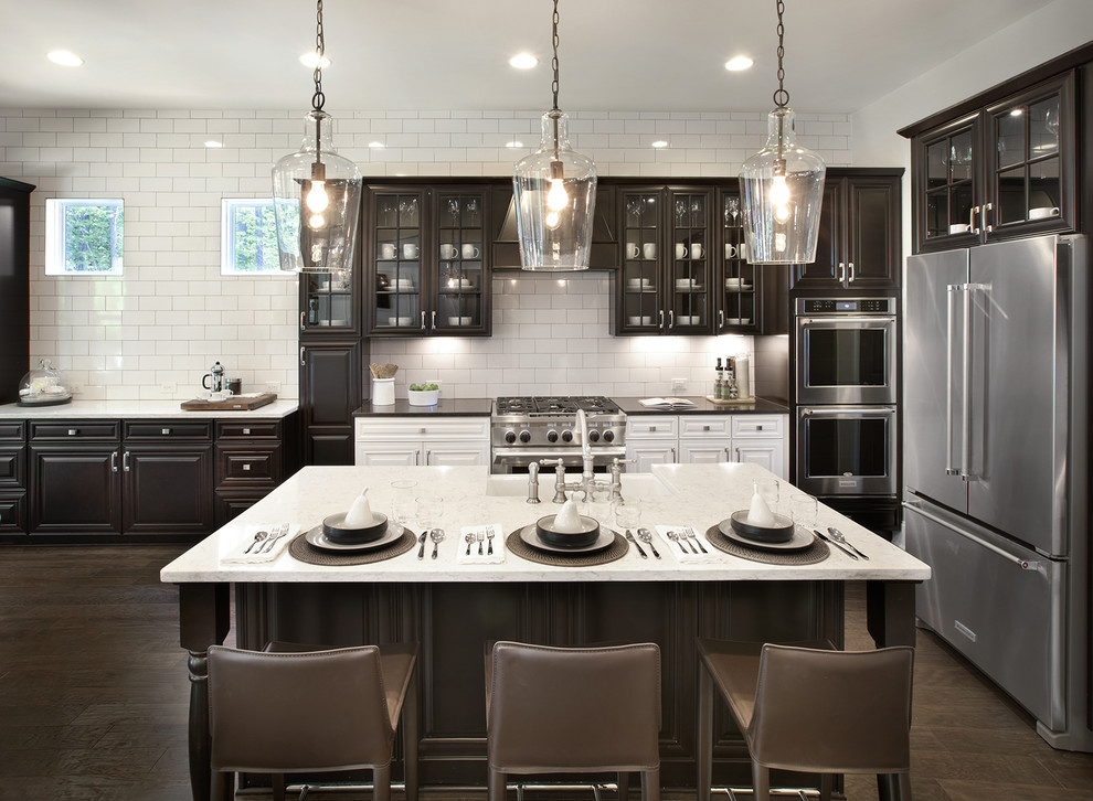 Exempel på ett eklektiskt kök med öppen planlösning, med en rustik diskho, vita skåp, vitt stänkskydd, rostfria vitvaror, mellanmörkt trägolv, en köksö och brunt golv