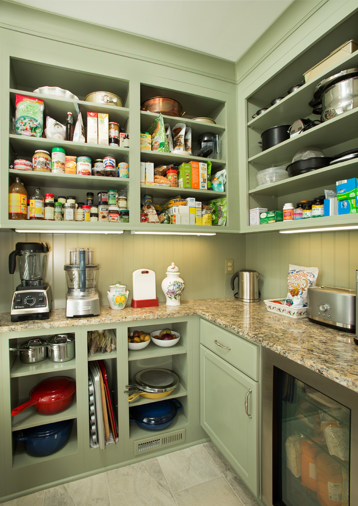 Küche mit grünen Schränken, Küchenrückwand in Grün, Rückwand aus Holz, Unterbauwaschbecken und Küchengeräten aus Edelstahl in Washington, D.C.