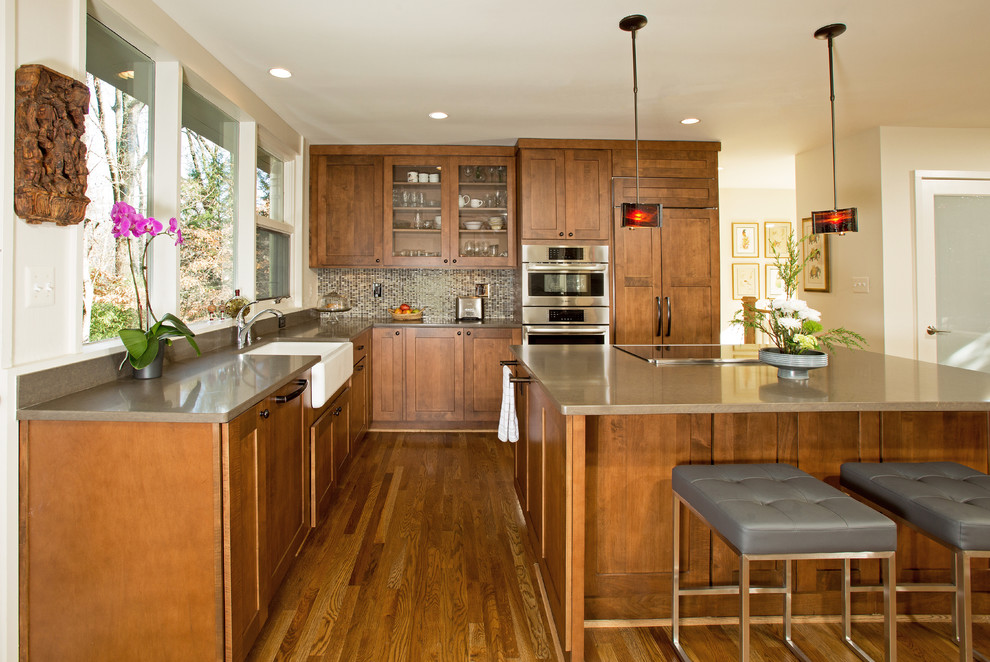 ワシントンD.C.にあるミッドセンチュリースタイルのおしゃれなアイランドキッチン (アンダーカウンターシンク、緑のキャビネット、緑のキッチンパネル、木材のキッチンパネル、シルバーの調理設備) の写真