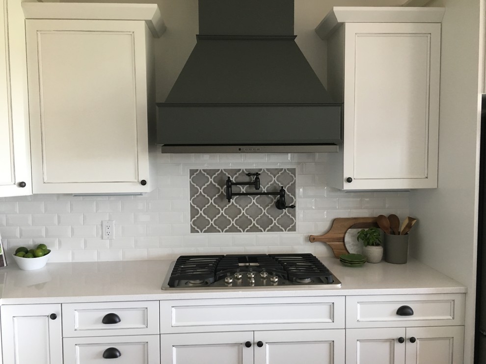 Foto på ett mellanstort lantligt kök, med en rustik diskho, skåp i shakerstil, grå skåp, bänkskiva i kvartsit, vitt stänkskydd, stänkskydd i porslinskakel, rostfria vitvaror, mellanmörkt trägolv, en köksö och brunt golv