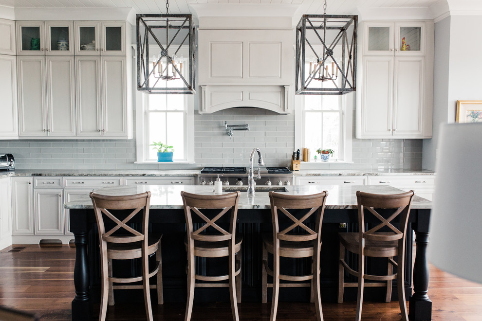 Große Klassische Wohnküche in L-Form mit Rückwand aus Metrofliesen und Kücheninsel in Charleston