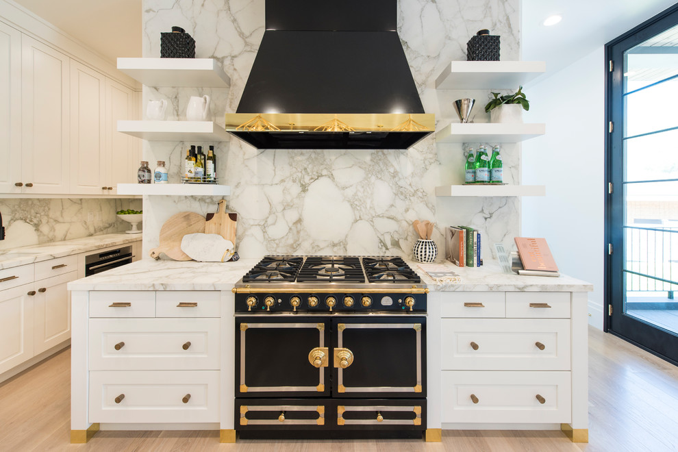Foto på ett stort funkis kök, med en rustik diskho, skåp i shakerstil, vita skåp, marmorbänkskiva, vitt stänkskydd, stänkskydd i marmor, integrerade vitvaror, mellanmörkt trägolv, flera köksöar och brunt golv
