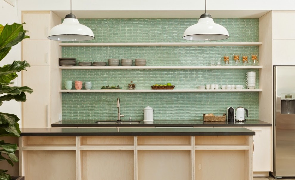 Modern inredning av ett mellanstort kök, med en dubbel diskho, släta luckor, grönt stänkskydd, stänkskydd i keramik, en köksö, beige skåp, bänkskiva i koppar, rostfria vitvaror och beiget golv