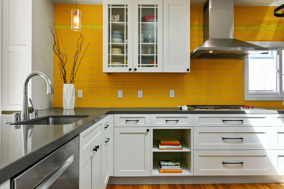 サンフランシスコにある高級な中くらいなトランジショナルスタイルのおしゃれなキッチン (アンダーカウンターシンク、シェーカースタイル扉のキャビネット、白いキャビネット、クオーツストーンカウンター、黄色いキッチンパネル、セラミックタイルのキッチンパネル、シルバーの調理設備、無垢フローリング、茶色い床、グレーのキッチンカウンター) の写真