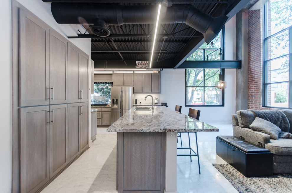 Foto di una cucina industriale di medie dimensioni con lavello da incasso, ante in stile shaker, ante grigie, paraspruzzi grigio, elettrodomestici in acciaio inossidabile, pavimento in cemento, pavimento bianco e top grigio