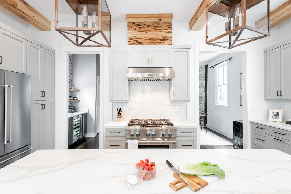 Mittelgroße Moderne Küche mit Schrankfronten im Shaker-Stil, grauen Schränken und Kücheninsel in Charleston