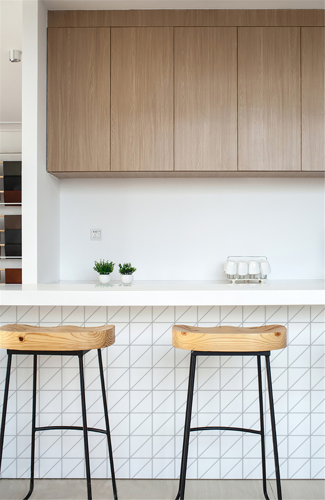 Стильный дизайн: кухня в стиле модернизм с обеденным столом и островом - последний тренд