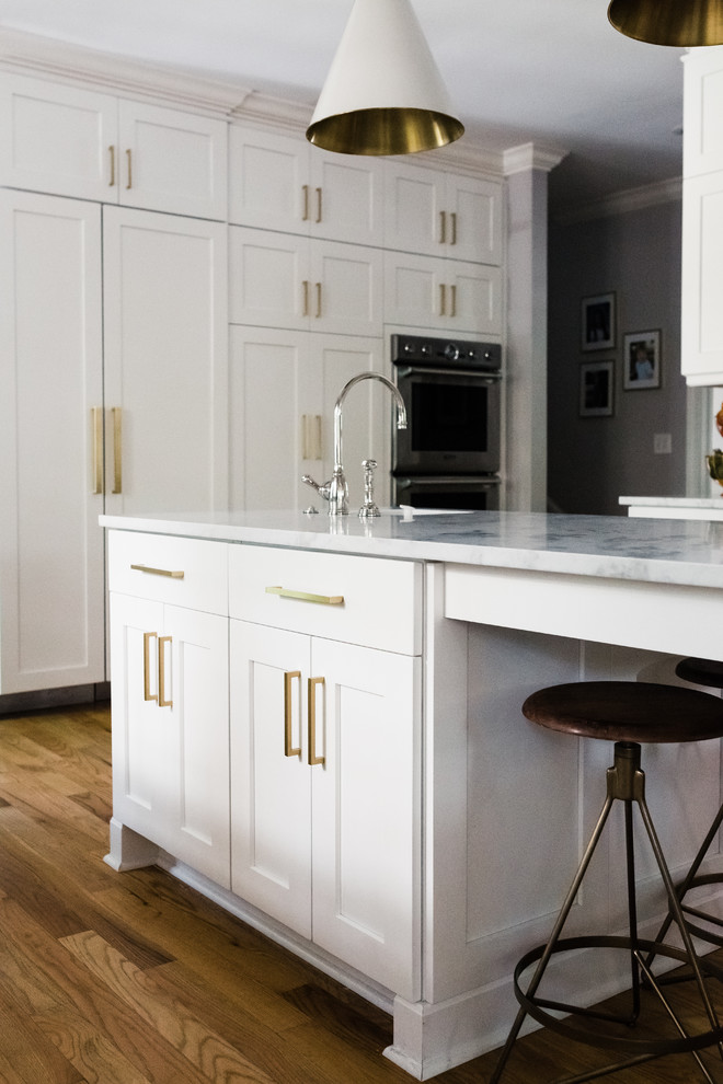 Mittelgroße Moderne Küche in U-Form mit Landhausspüle, Schrankfronten im Shaker-Stil, weißen Schränken, Küchenrückwand in Weiß, Keramikboden und Kücheninsel in Charleston