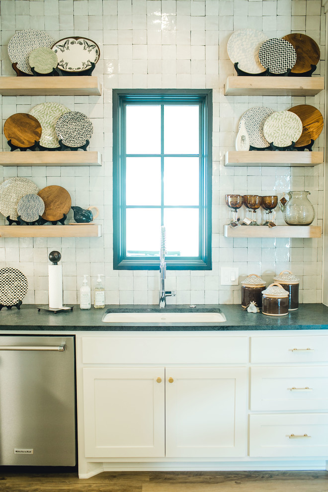 Imagen de cocina tradicional renovada grande con armarios estilo shaker, puertas de armario blancas, salpicadero blanco, suelo vinílico, una isla, suelo marrón y encimeras blancas