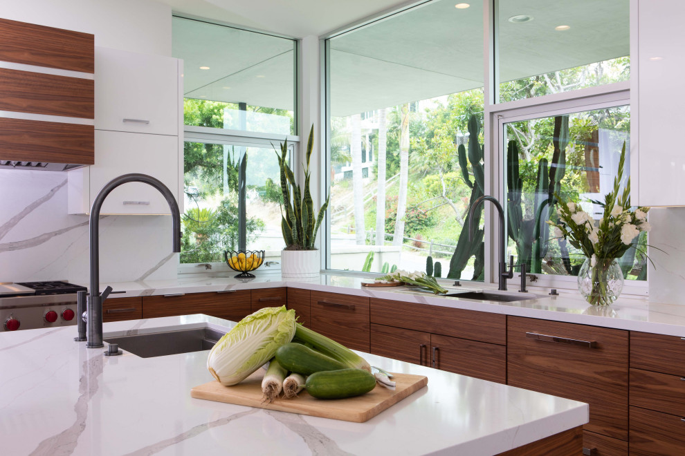 Foto de cocina contemporánea grande con armarios con paneles lisos, encimera de cuarzo compacto, suelo de madera clara, una isla y encimeras blancas