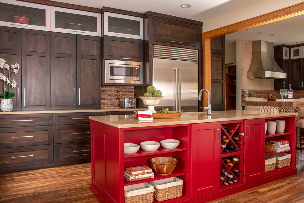 Idées déco pour une cuisine ouverte classique en U et bois foncé avec un évier encastré, îlot, un sol marron, un plan de travail beige, un placard à porte shaker, une crédence marron, une crédence en carreau briquette, un électroménager en acier inoxydable et parquet foncé.