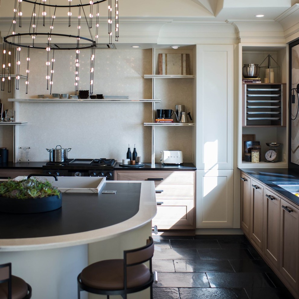 マイアミにあるエクレクティックスタイルのおしゃれなキッチン (クオーツストーンカウンター、ベージュキッチンパネル、石スラブのキッチンパネル、黒い調理設備、黒い床、黒いキッチンカウンター) の写真