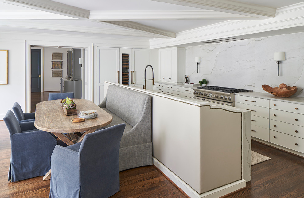 Bild på ett mellanstort vintage vit vitt kök, med en undermonterad diskho, luckor med infälld panel, vita skåp, marmorbänkskiva, vitt stänkskydd, stänkskydd i marmor, rostfria vitvaror, mellanmörkt trägolv, en köksö och brunt golv