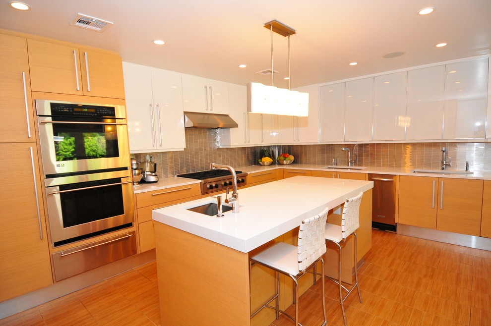 Foto di una cucina minimal con ante lisce, ante bianche, paraspruzzi a effetto metallico e paraspruzzi con piastrelle a listelli