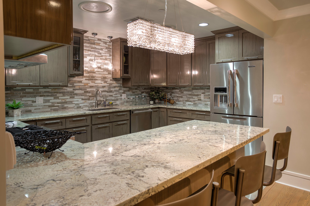 Bild på ett mellanstort funkis kök, med en undermonterad diskho, skåp i shakerstil, grå skåp, granitbänkskiva, flerfärgad stänkskydd, stänkskydd i mosaik, rostfria vitvaror, klinkergolv i porslin och en halv köksö