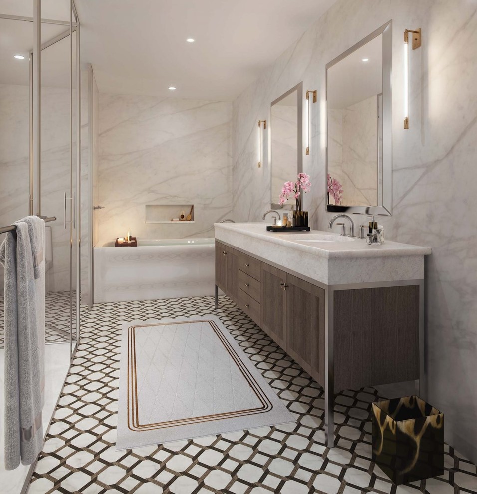 Geräumiges Modernes Badezimmer mit grauen Schränken und dunklem Holzboden in New York