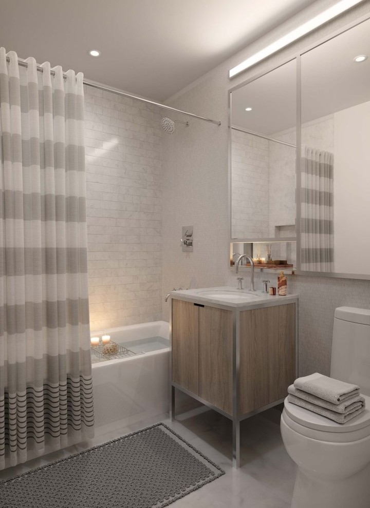 Diseño de cuarto de baño moderno extra grande con puertas de armario grises y suelo de madera oscura