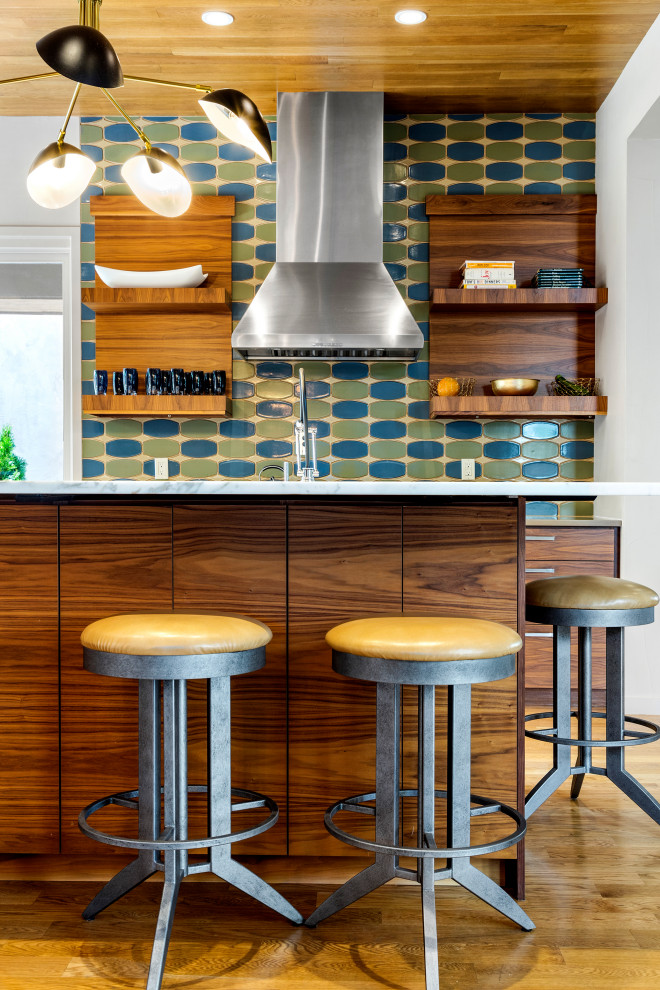 Idee per una cucina moderna con ante lisce, ante in legno bruno, paraspruzzi multicolore, pavimento in legno massello medio, pavimento marrone e top bianco