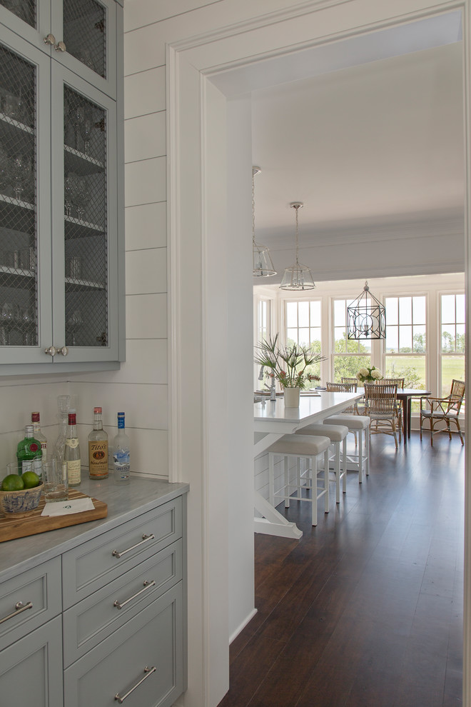 Foto di una grande cucina stile marinaro con ante grigie, top in marmo, paraspruzzi bianco, paraspruzzi in legno, parquet scuro e pavimento marrone