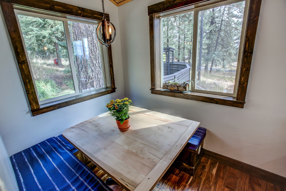Idee per una grande sala da pranzo aperta verso il soggiorno rustica con pavimento in legno massello medio e pavimento marrone