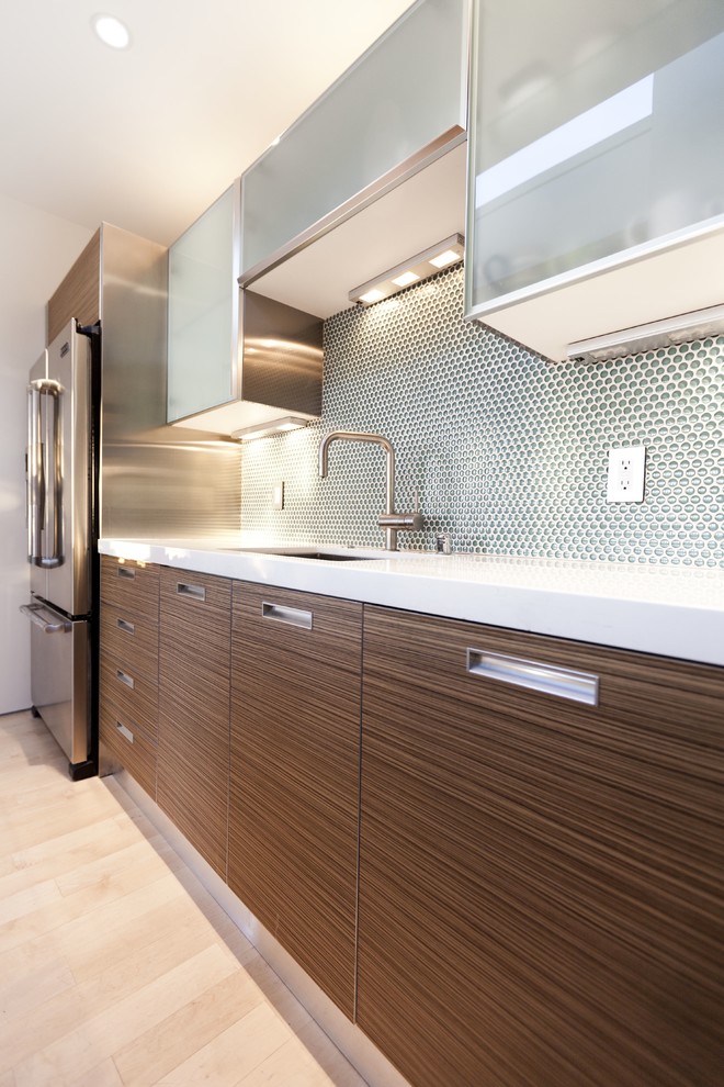 Foto de cocina moderna con armarios tipo vitrina, electrodomésticos de acero inoxidable y encimera de cuarzo compacto