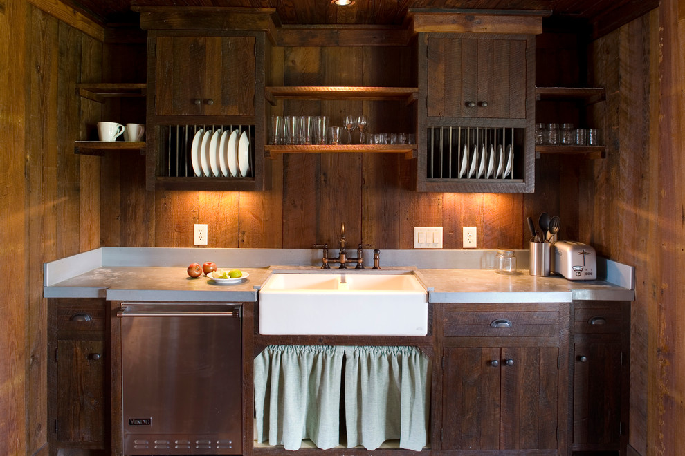Ejemplo de cocina comedor campestre con fregadero sobremueble, puertas de armario de madera oscura y electrodomésticos de acero inoxidable